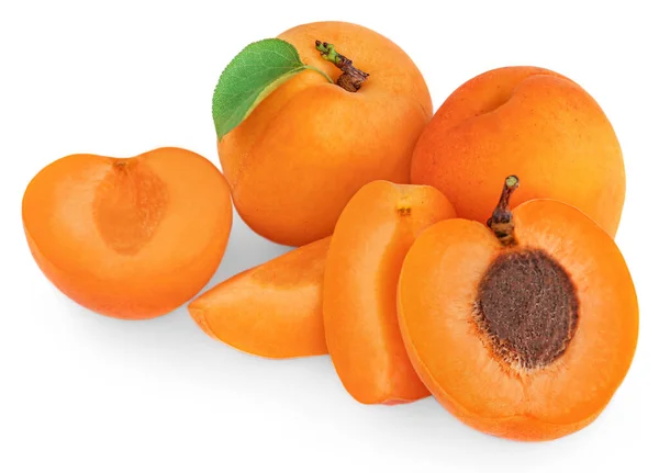 Isolierte Aprikosen Frische Aprikosenfrüchte Mit Isolierten Blättern Auf Weißem Hintergrund — Stockfoto