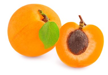 İzole kayısılar. Beyaz arka planda izole edilmiş taze kayısı meyveleri, yarım ve bütün, dolap