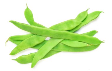Beyaz arka planda izole edilmiş yeşil fasulyeler. Taze bezelye kabukları. Üst Manzara. Düz yatıyordu  