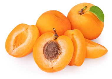 İzole kayısılar. Beyaz arka planda yeşil yapraklı taze kayısı meyveleri yığını