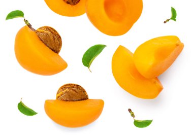 İzole kayısılar. Beyaz arka planda yaprakları olan kayısılar. Tahsilat. Üst Manzara. Düz yatıyordu