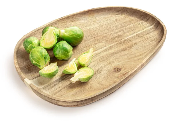 Brussel Sprouts Pada Papan Potong Terisolasi Pada Latar Belakang Putih — Stok Foto