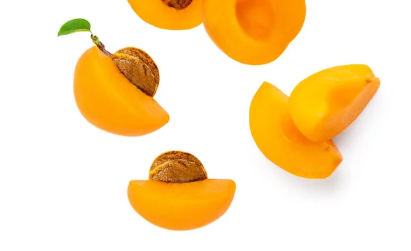 新鲜的杏仁水果 被白色背景隔离的杏仁 甜杏仁叶特写 有创意的傻瓜 — 图库照片