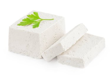 Beyaz arka planda izole edilmiş Feta peyniri bloğu. Dilimlenmiş Yunan yumuşak peyniri ve maydanoz.
