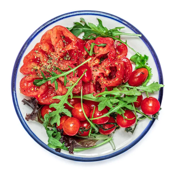成熟新鲜西红柿沙拉与香草 香料在盘子中分离的白色背景 夏季沙拉 — 图库照片