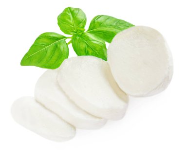 Beyaz arka planda yalıtılmış fesleğen yapraklı Mozzarella peyniri. Mozzarella 'nın Dilimleri