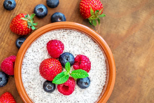 Chia Samenpudding Mit Früchten Und Frischen Beeren Auf Holz Hintergrund — Stockfoto