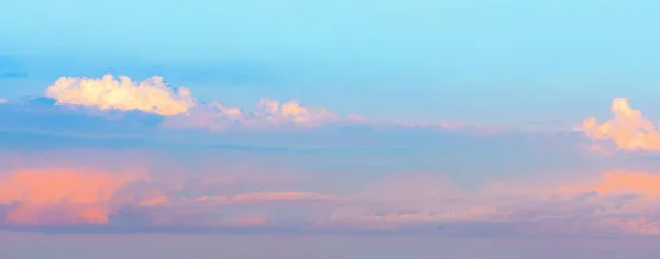 Cielo Azul Fondo Con Magníficas Nubes Esponjosas Mañana Temprano Panorama — Foto de Stock