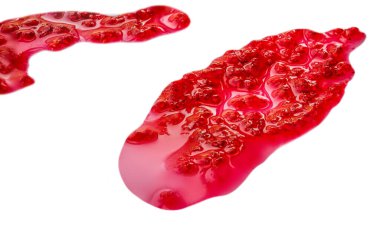 Beyaz arka planda kırmızı böğürtlen reçeli. Frambuazlı tatlı ziyafet, berbat manzaralı.