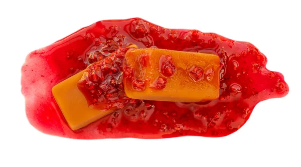 红莓果酱和焦糖在白色背景上被分离出来 覆盆子甜食 — 图库照片
