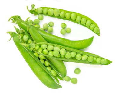 Beyaz arka planda izole edilmiş yeşil fasulyeler. Taze organik bezelye kabukları. Üst Manzara. Düz yatıyordu  