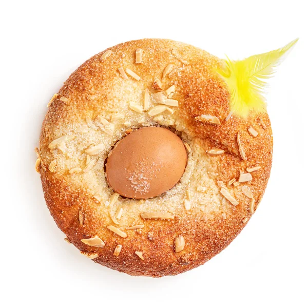 复活节快乐传统的西班牙复活节面包与蛋和羽毛隔离的白色背景 顶部视图 — 图库照片