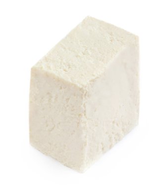 Beyaz arka planda izole edilmiş Feta peyniri. Yunan yumuşak tuzlu peyniri