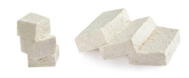 Beyaz arka planda izole edilmiş Feta peyniri. Yunan yumuşak tuzlu peyniri