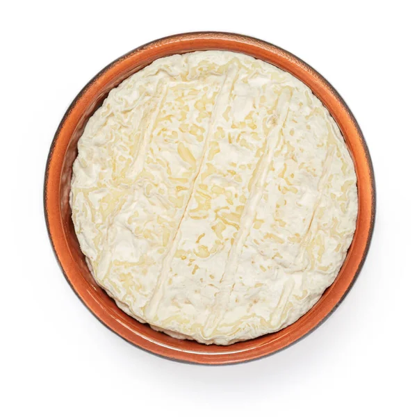白い背景に隔離された粘土皿に丸いブリーまたはカンバートチーズ カマンベールチーズピース Top View Lat — ストック写真