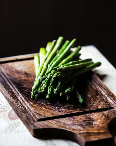 Bouquet de lances d'asperges vertes fraîches — Photo