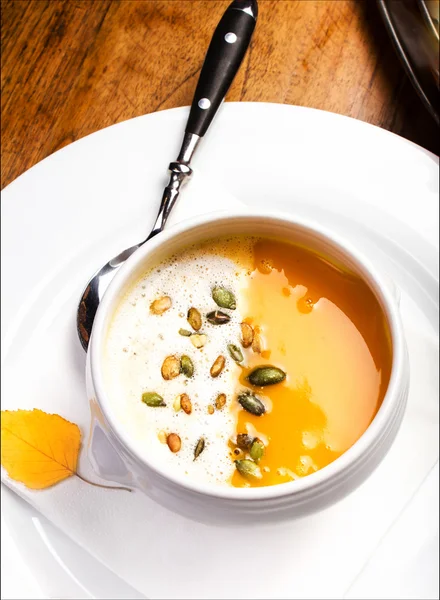 Beyaz tabakta balkabağı çorbası — Stok fotoğraf