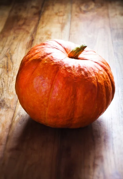 Zucca autunnale sul tavolo di legno — Foto Stock