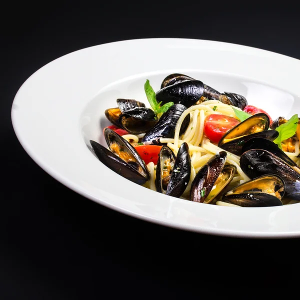 Pasta con cozze e basilico — Foto Stock