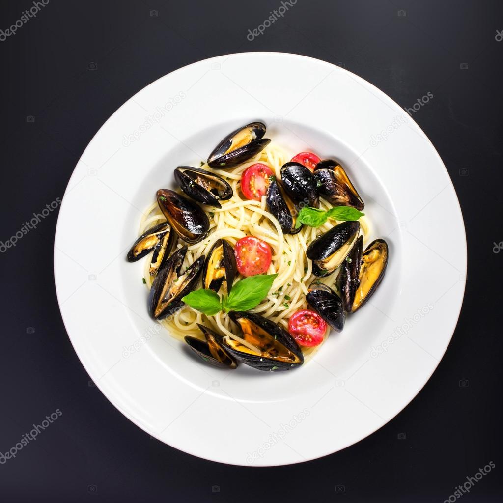 Pasta with mussels and cherry tomato