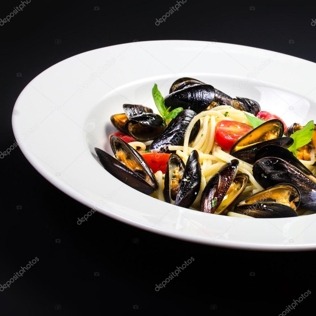 Pasta with mussels and basil