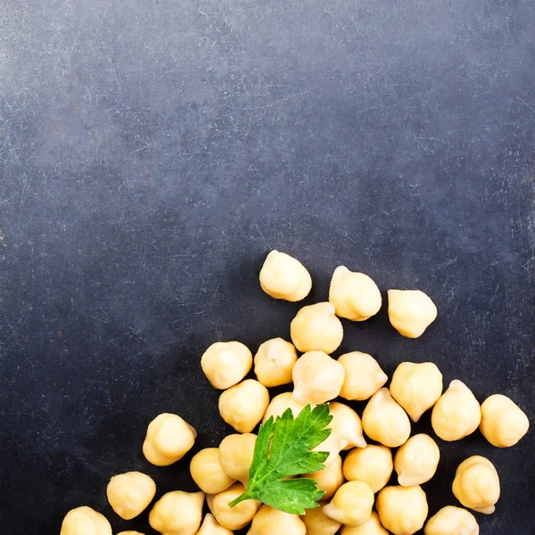 Ceci d'oro su tavola di gesso nero — Foto Stock