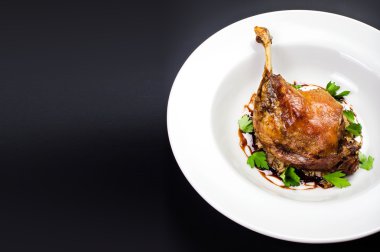 Kızarmış ördek bacak otlar ile