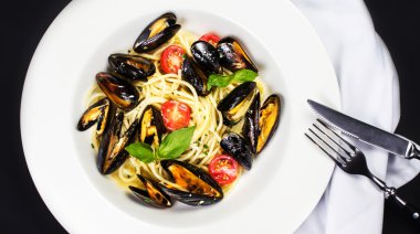 Kabuklu deniz ürünleri ile taze makarna çeşitleri