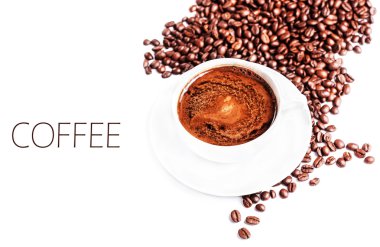 kahve fincanı ve tabağı ile kahve çekirdekleri