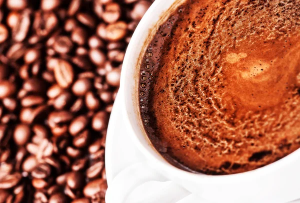 Кавова чашка і тарілка з кавовими зернами — стокове фото
