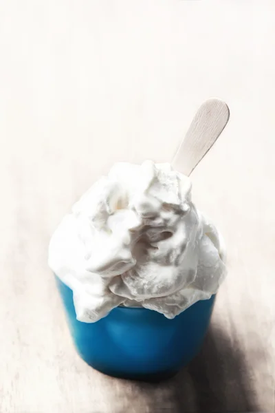 Mjuk vaniljglass i blå skål — Stockfoto