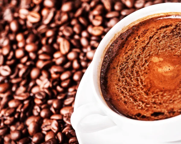 Tazza di caffè e chicchi di caffè tostati — Foto Stock