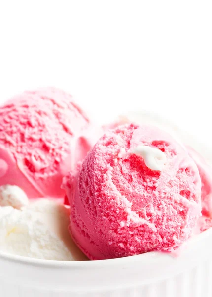 Es krim stroberi dalam mangkuk putih — Stok Foto
