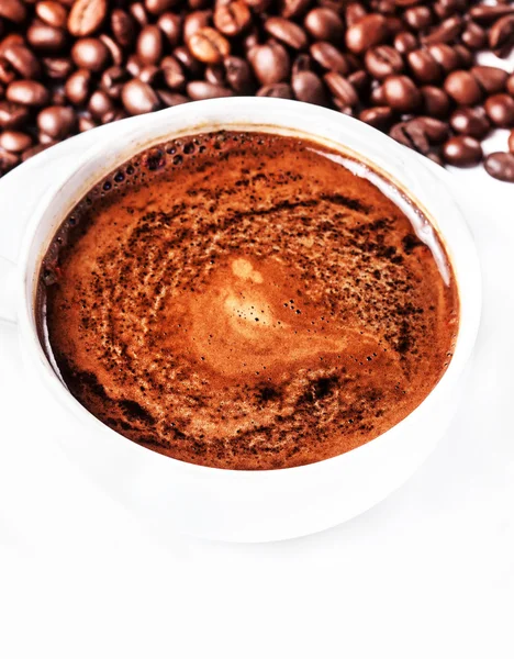 Kaffeetasse und geröstete Kaffeebohnen — Stockfoto