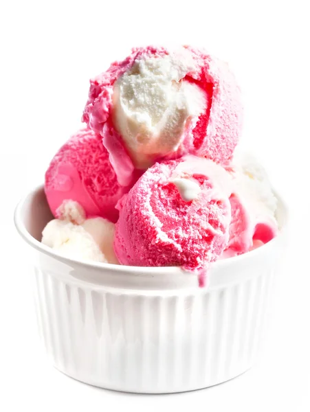 在一个白色的碗草莓冰淇淋 — 图库照片