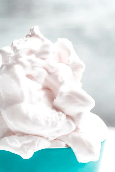 Ванильное мягкое мороженое в голубой миске — стоковое фото