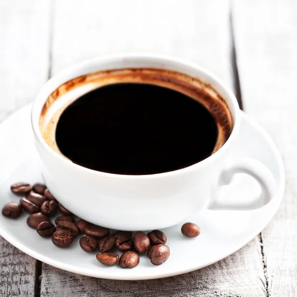 Šálek kávy s pražená kávová zrna — Stock fotografie