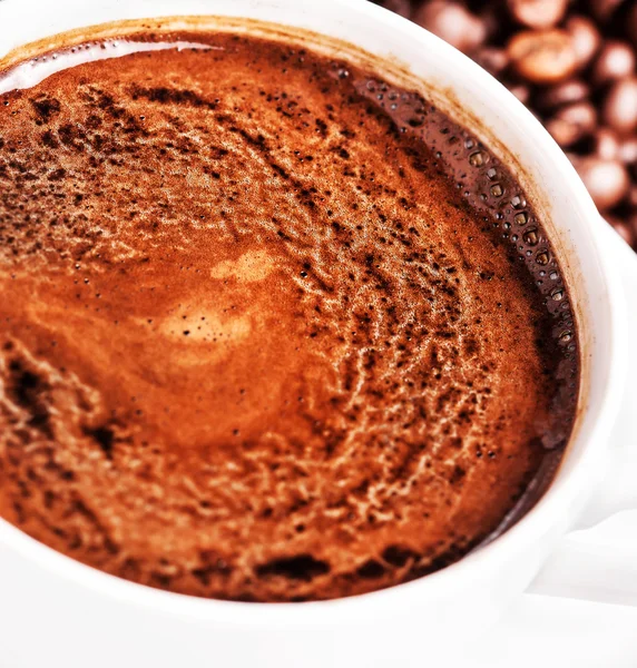 Taza de café y granos de café tostados — Foto de Stock