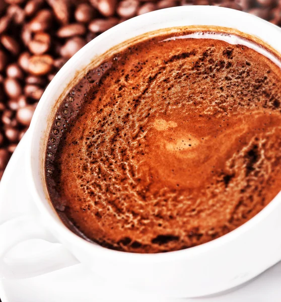 Taza de café, platillo y granos de café — Foto de Stock