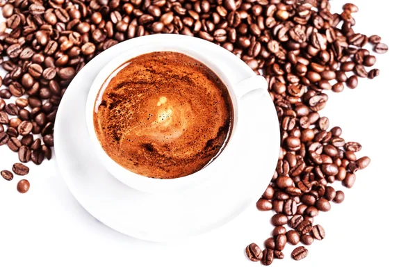 Tazza di caffè e piattino con chicchi di caffè tostati — Foto Stock