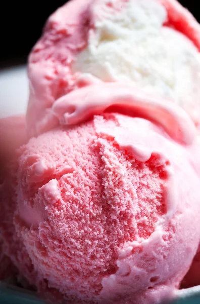 Colheres de sorvete de morango — Fotografia de Stock