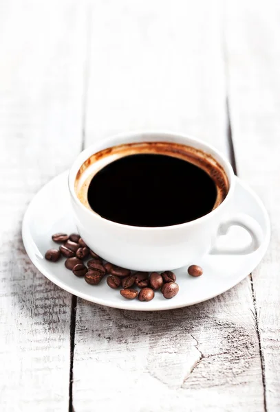 ローストのコーヒー豆とコーヒー カップ — ストック写真