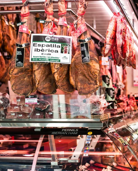 Kött butik med Iberisk skinka — Stockfoto