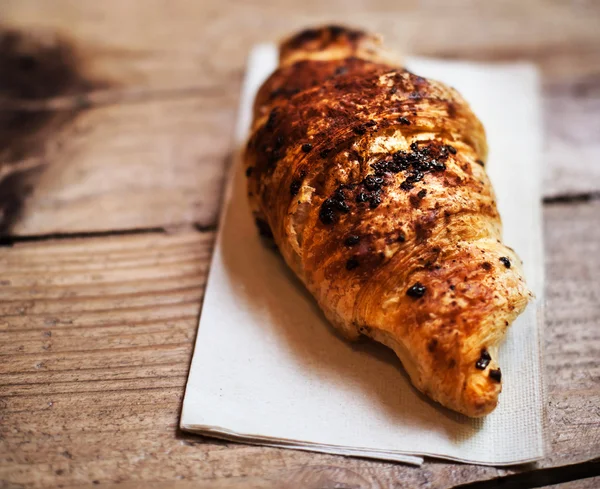 Frisches und leckeres Croissant — Stockfoto