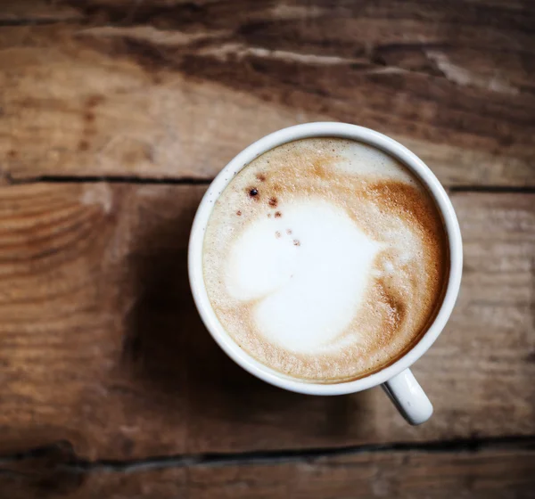 Taza de café sobre mesa rústica de madera —  Fotos de Stock