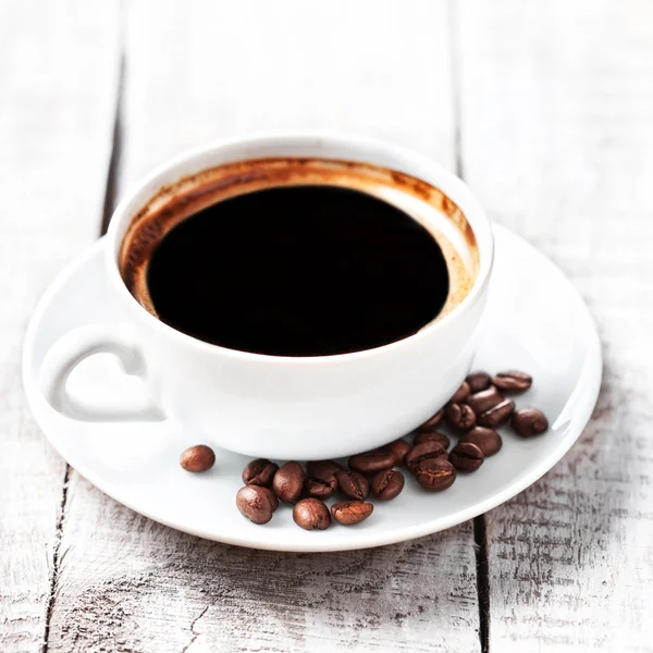 Tasse à café avec grains de café torréfiés — Photo
