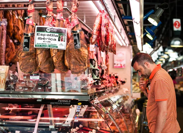 Spaans Man kijken naar vlees winkel — Stockfoto