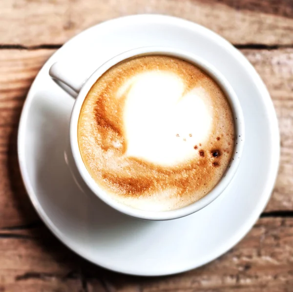 Kopje koffie op rustieke houten tafel — Stockfoto