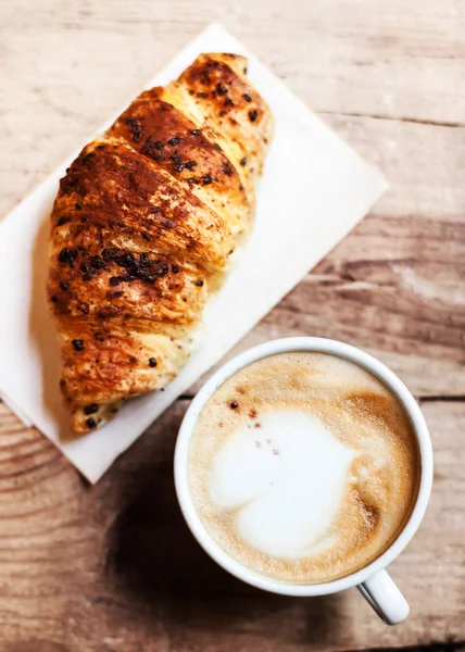 Kaffeetasse mit Croissant — Stockfoto