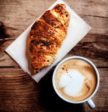 taze kruvasan ve kahve